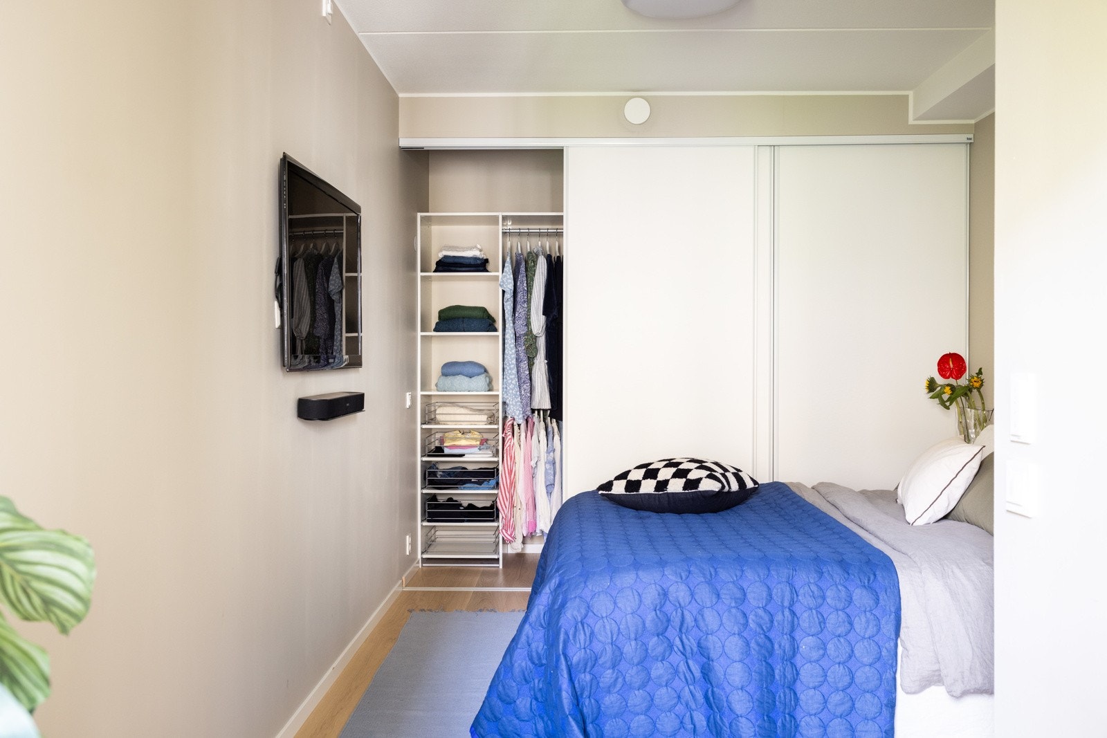 Praktisk skyvedørsgarderobe. Galleribilde