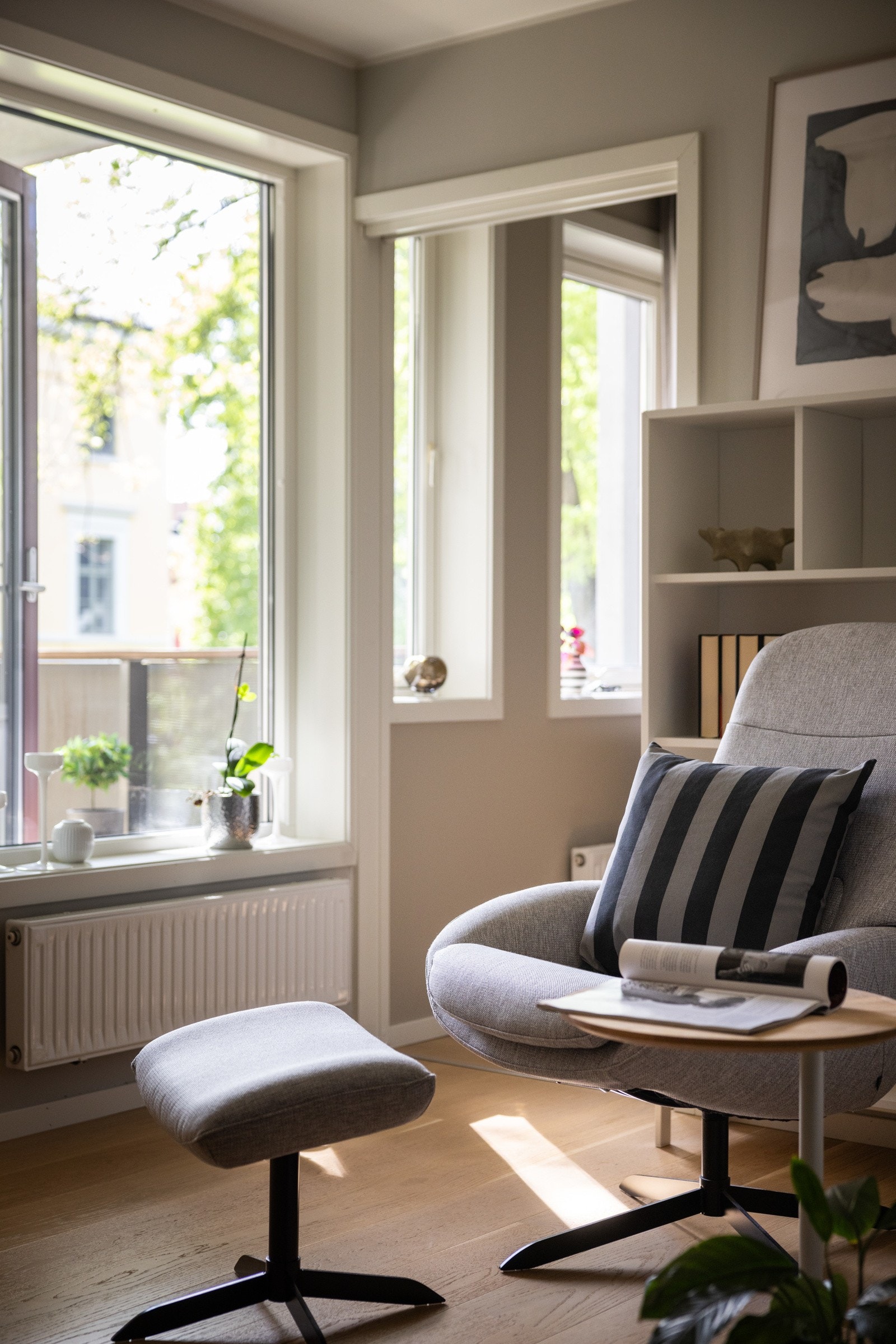 Store vindusflater som slipper til rikelig med naturlig lys. Galleribilde