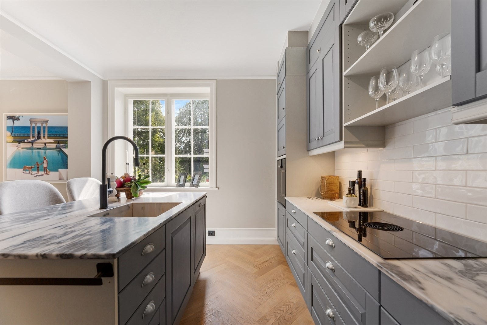 Nyere hvitevarer hvor ovn er fra Gaggenau, kjøleskap Liebherr med isbitmaskin og platetopp med integrert ventilator fra BORA Galleribilde