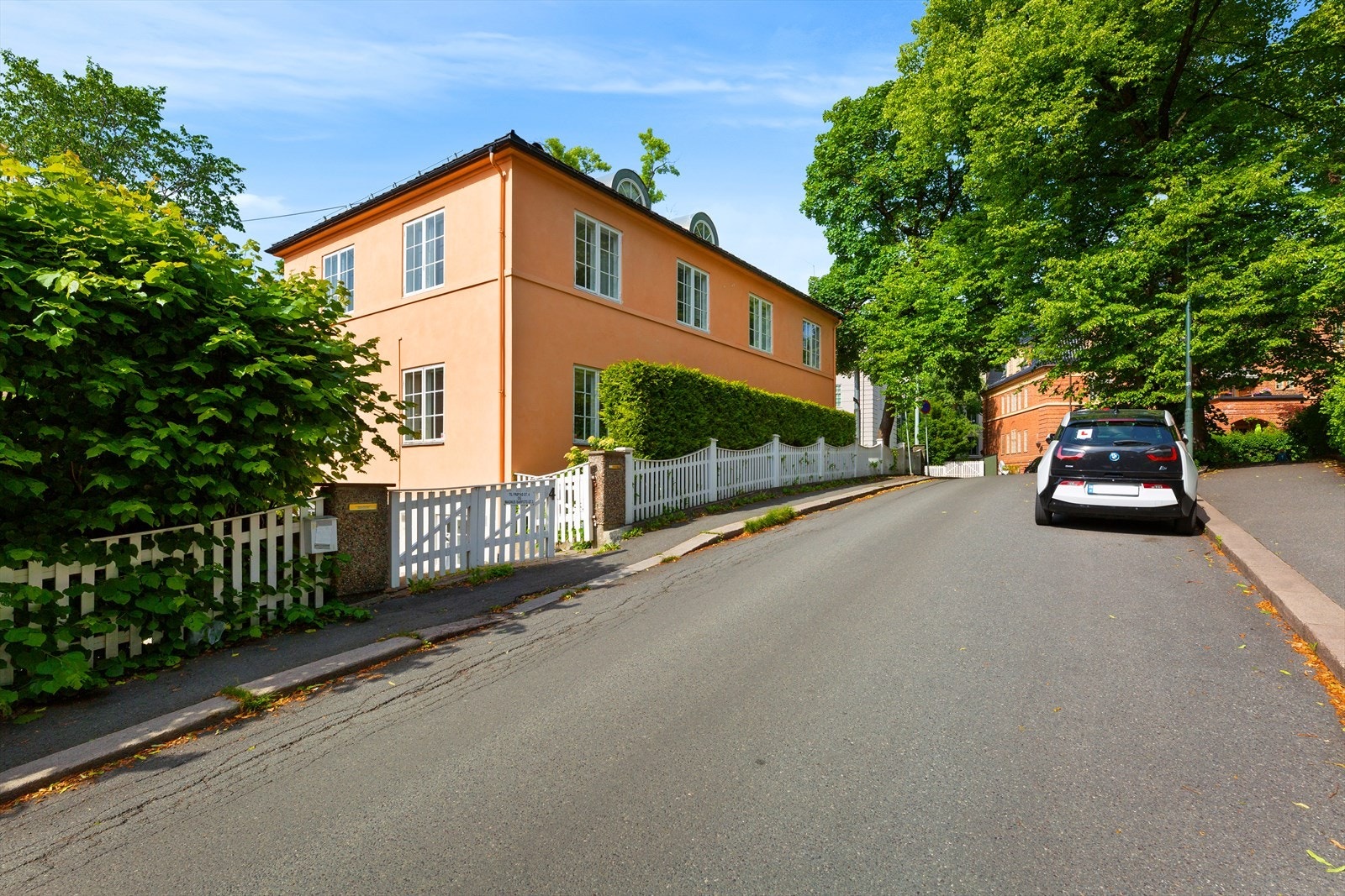Gode parkeringsmuligheter i gaten (etter gjeldende bestemmelser) Galleribilde