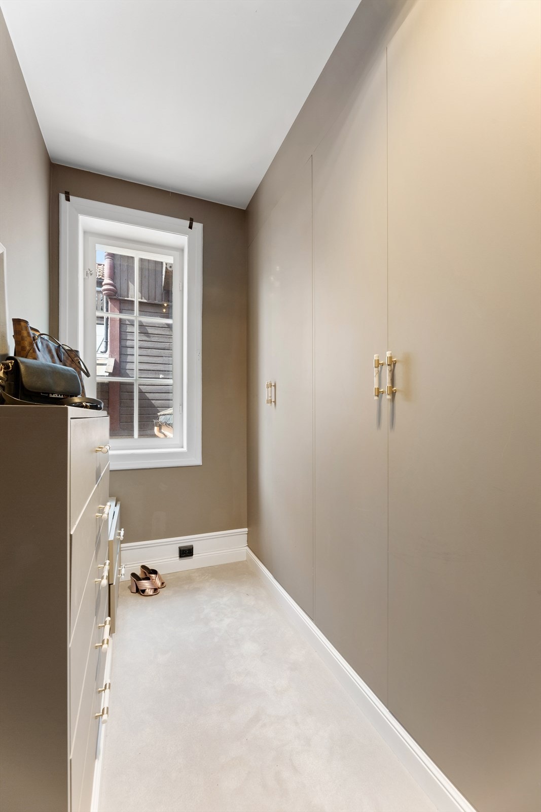 Walk-in garderobe med god plass til oppbevaring Galleribilde