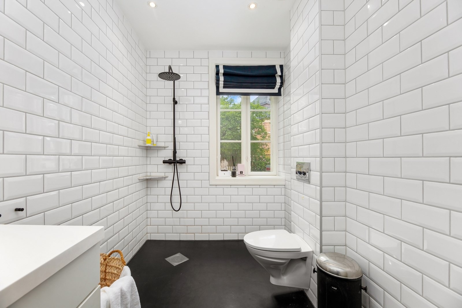 En suite baderom fra 2012 med gulvvarme og spotbelysning Galleribilde