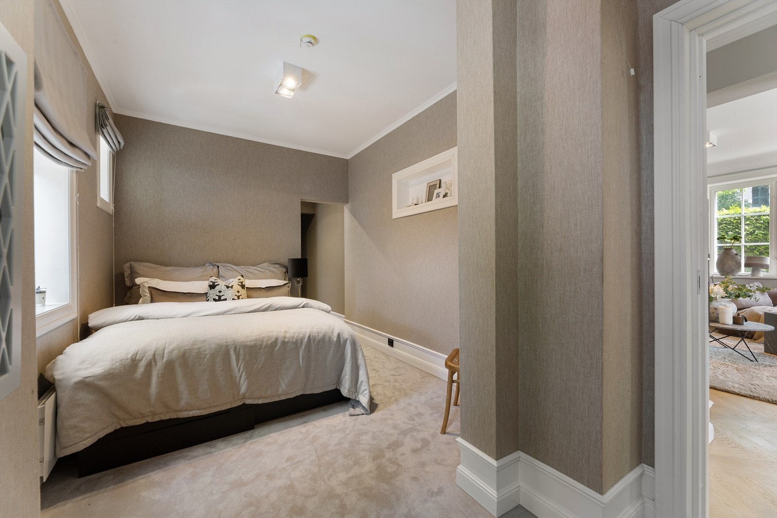 Romslig master med egen walk-in garderobe og en suite baderom Galleribilde