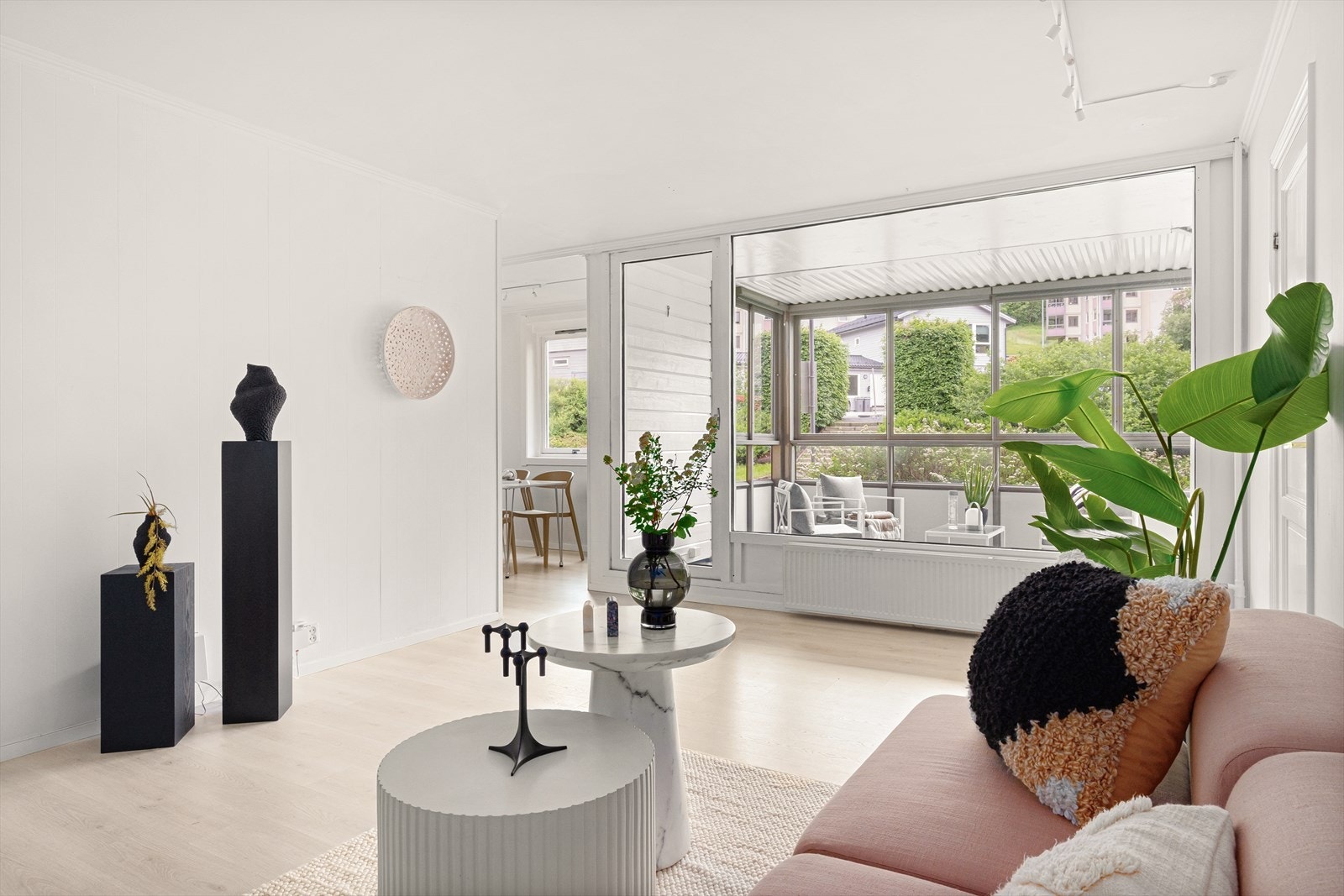 Leiligheten fremstår som lys og moderne med store vindusflater som slipper inn godt med naturlig lys. Galleribilde