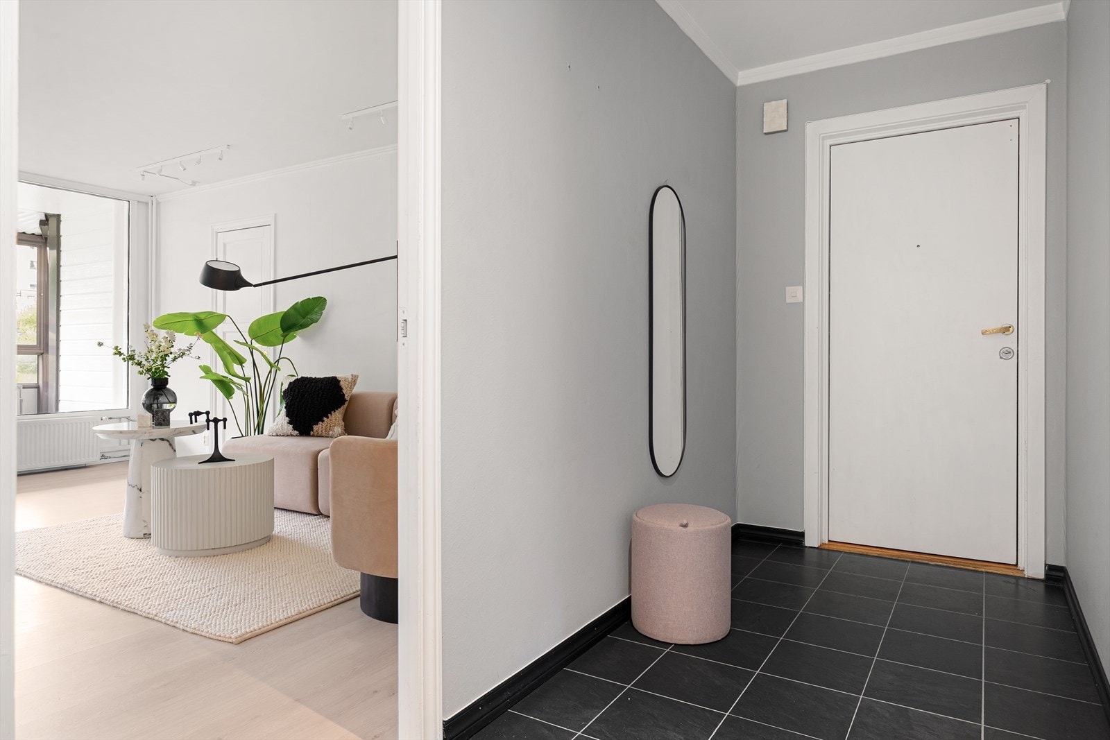 Innbydende entré med fliser på gulv. Galleribilde