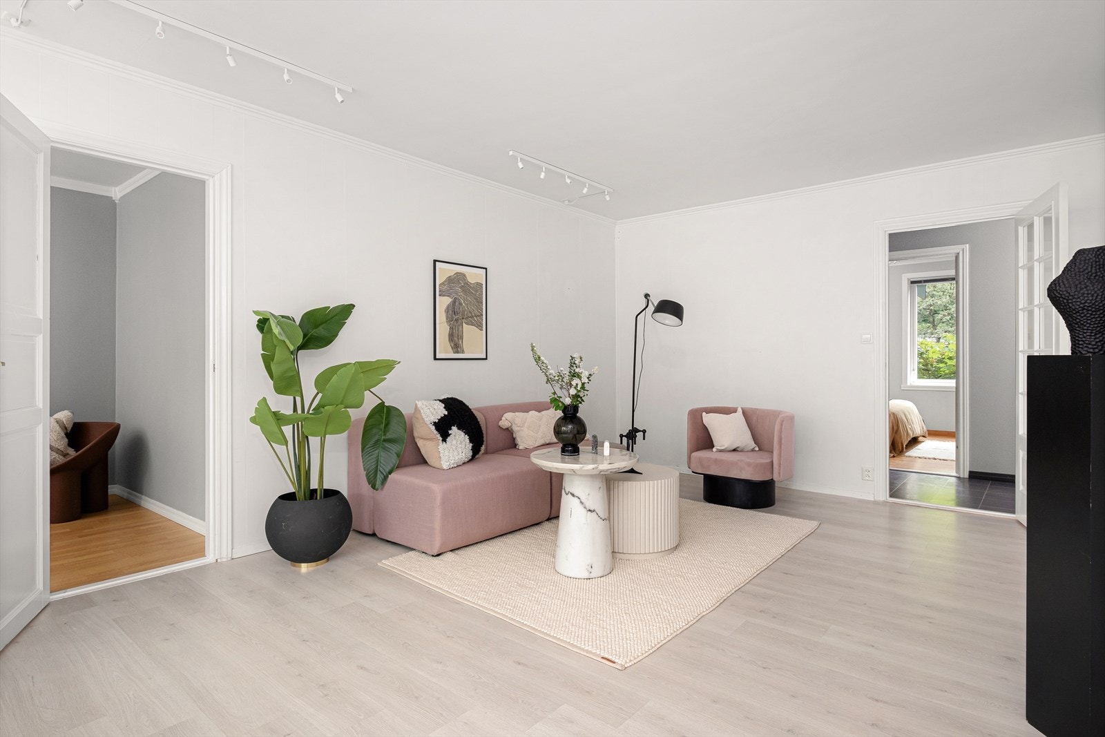 Stuens størrelsen og romløsningen gjør den enkel å innrede med ønsket møblement. Galleribilde