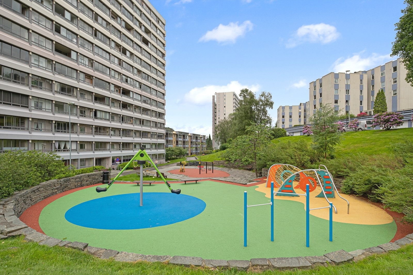 Felles uteområde med parkeringsplasser, lekeplass og grøntområde, m.m. Galleribilde