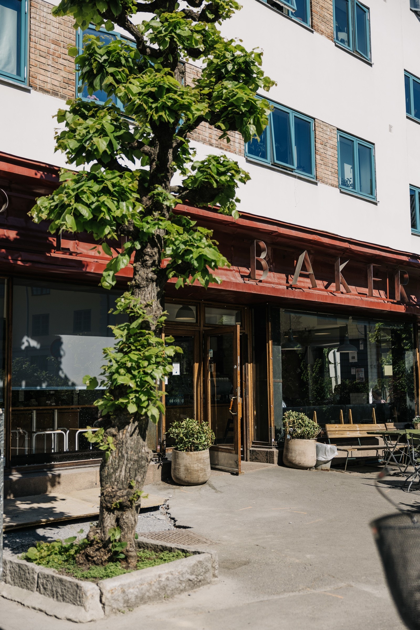 Dette er rett på utsiden - Åpent Bakeri på dagen og Lofthus Samvirkelag om kvelden. Galleribilde