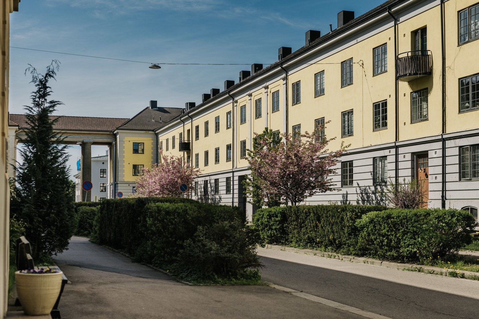 Utenfor døra er du midt inne i den vakre Søylegården. Galleribilde