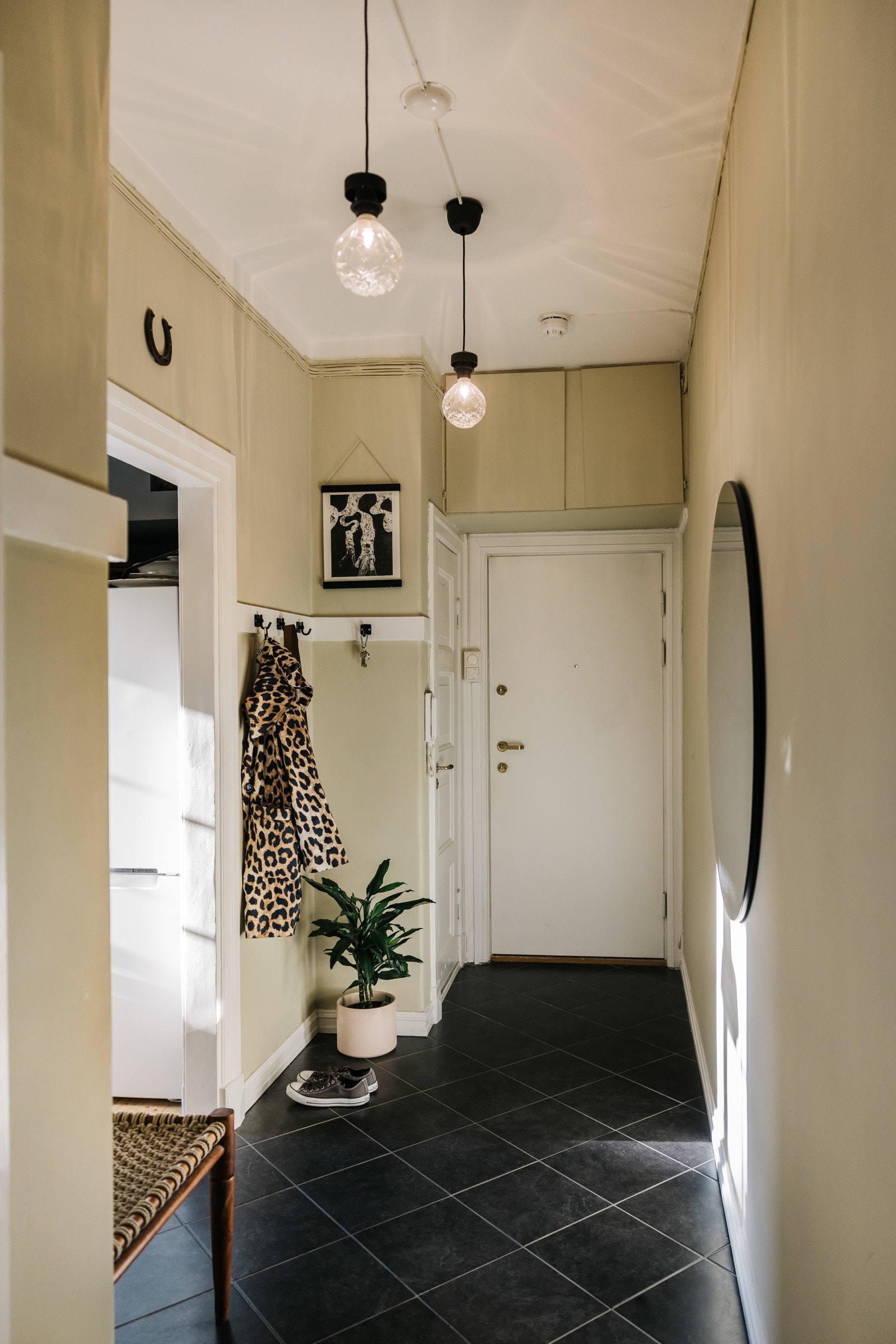 Det er laget til skapplass oppe ved himlingen i gangen, sånn til vinterklær om sommeren og sånt vet du. Galleribilde