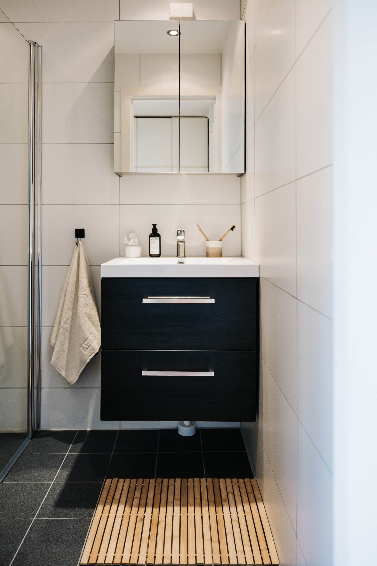 Ny baderomsinnredning i 2024 løfter inntrykket også her. Badet for øvrig er fra 2011 og holder god standard. Galleribilde