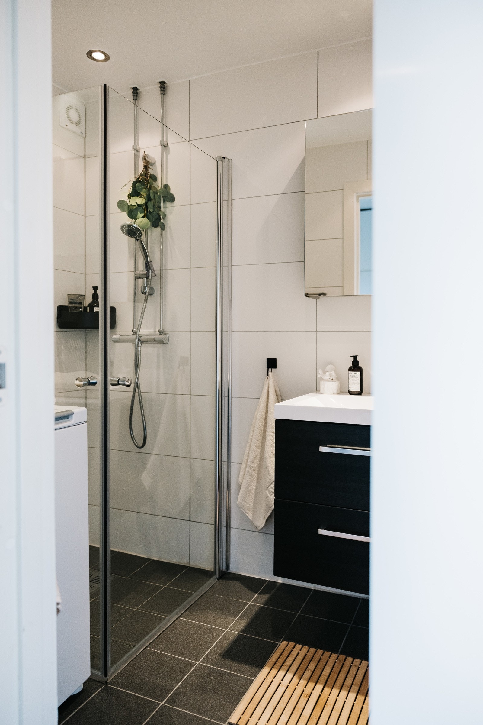Lekkert, flislagt bad med varmekabler. Galleribilde