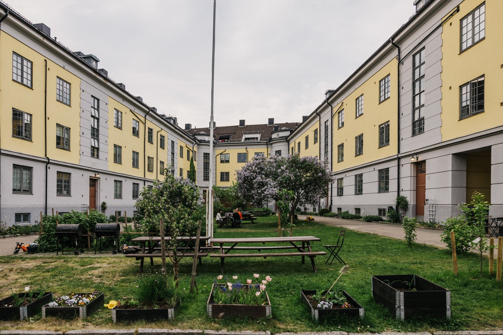 Bakgården er like vakker den også, med store grøntområder, benker og bord. Galleribilde
