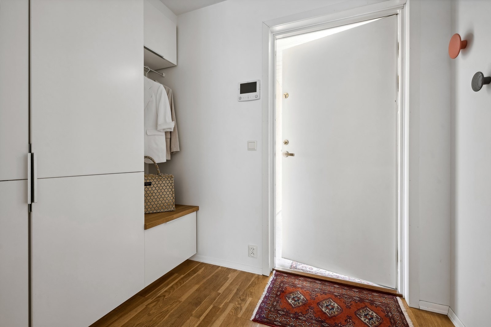Når du kommer inn døren blir du møtt av en romslig entré. Her er det god plass til å henge fra seg yttertøy i etablert garderobe. Bygget har heis - som gir enkel og effektiv adgang til leiligheten. Galleribilde