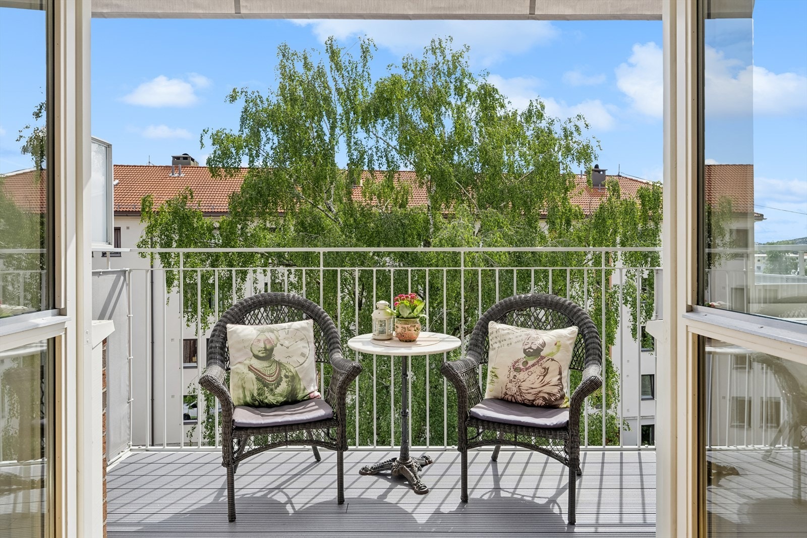 Fra stuen er det adkomst til en balkong på ca. 4,5 m², orientert mot sørøst. Ifølge selger har du sol på balkong fra tidlig morgen til ca 15:30 på sommerstid. Avvik kan forekomme til info. Galleribilde