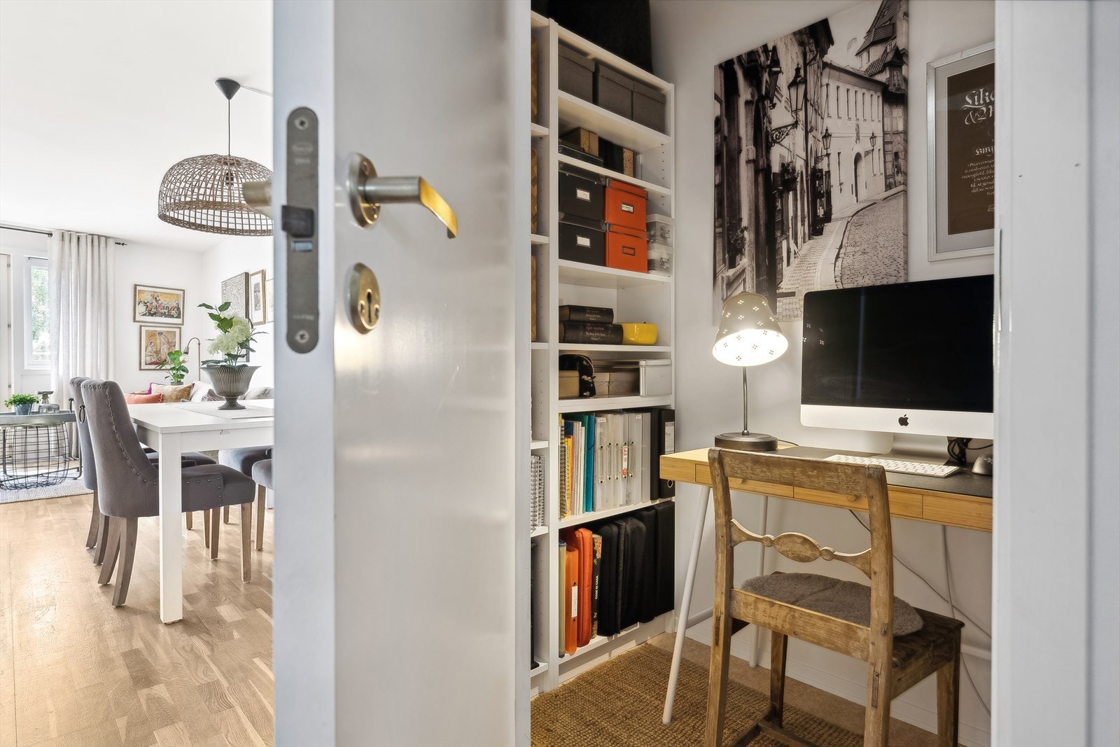 Det er godt med lagringsplass i en innvendig bod og en kjellerbod på ca. 5 m². Galleribilde