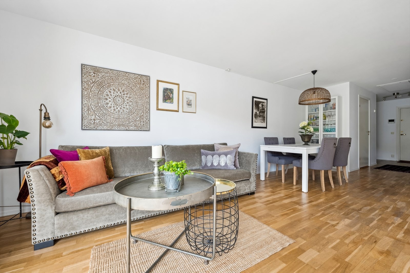 Det er videre plass til et spisebord hvor en bedre middag kan nytes sammen med det inviterte selskapet. Galleribilde