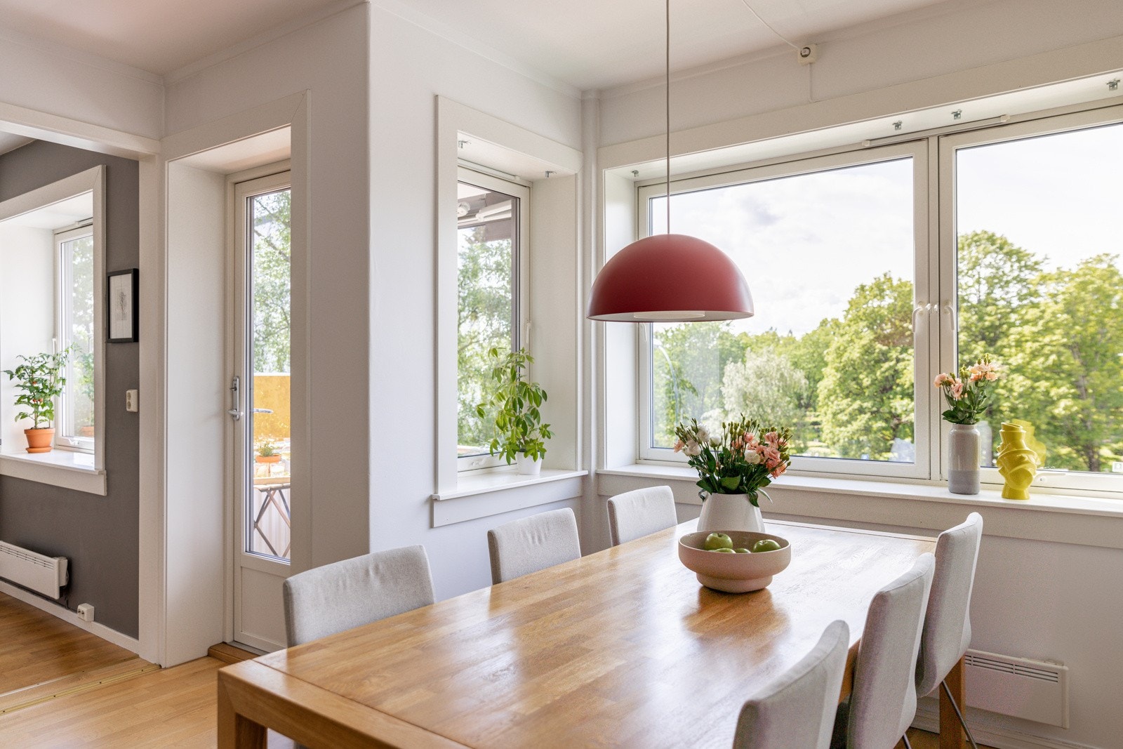 Veldig hyggelig med god plass til stor spisebordsgruppe. Galleribilde