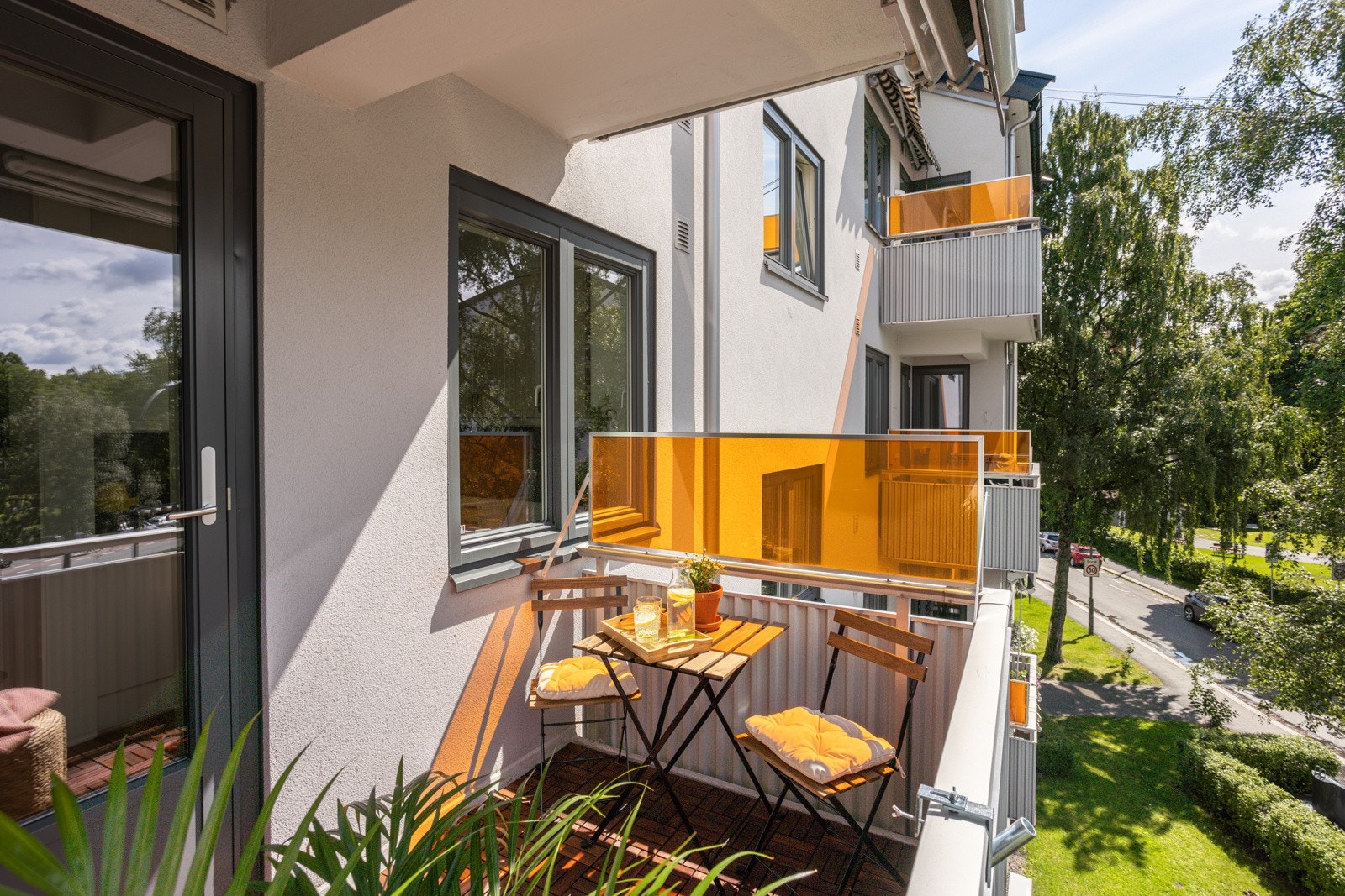 Balkongen er overbygget, har terrasseplater på gulv og plass til sittegruppe og grill etter eget ønske og behov. Galleribilde