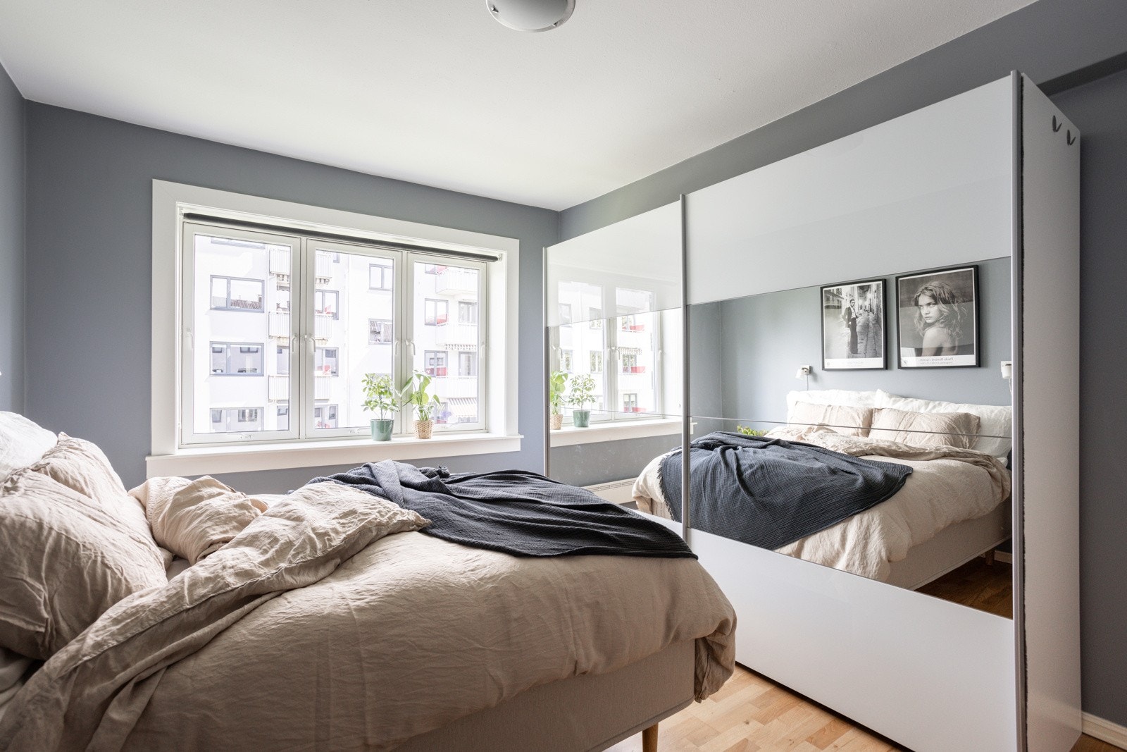 Rikelig med oppbevaringsplass i romslig og praktisk skyvedørsgarderobe. Galleribilde