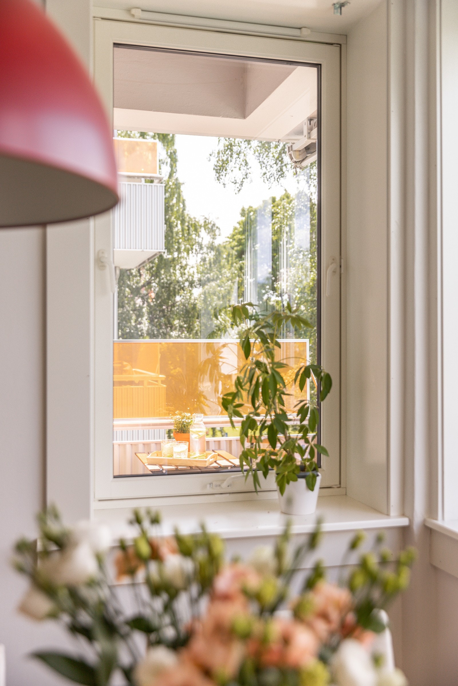 Samtlige vinduer ble byttet ut i 2016 i regi av borettslaget. Gjennomgående store vindusflater med dype vinduskarmer som gir god plass til planter og dekor. Galleribilde