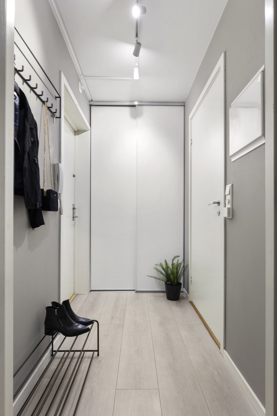 Innbydende entré med god plass til ytterklær, samt oppbevaring i garderobe. Galleribilde