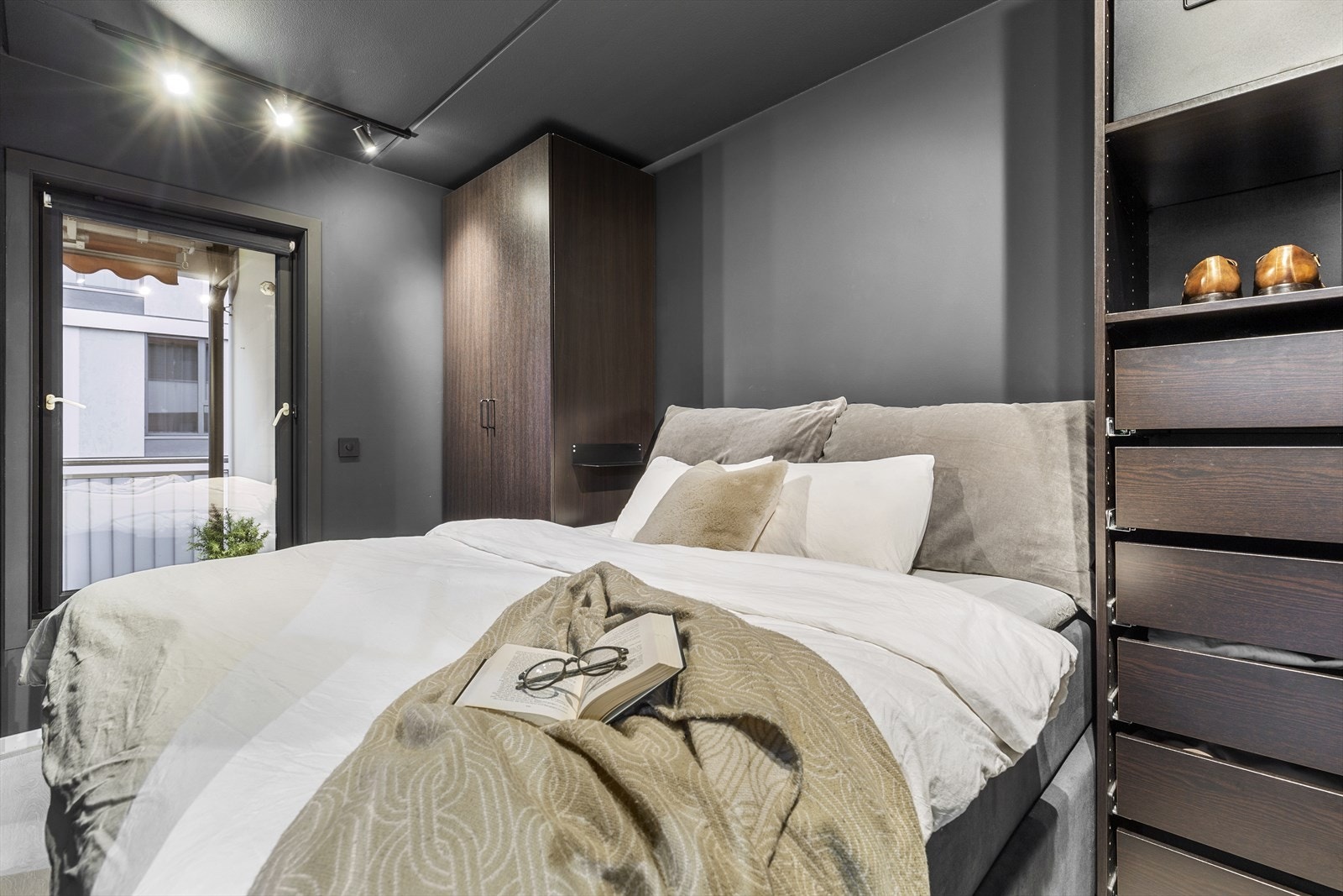 Soverom med god plass til stor dobbeltseng, samt garderobeskap. Galleribilde
