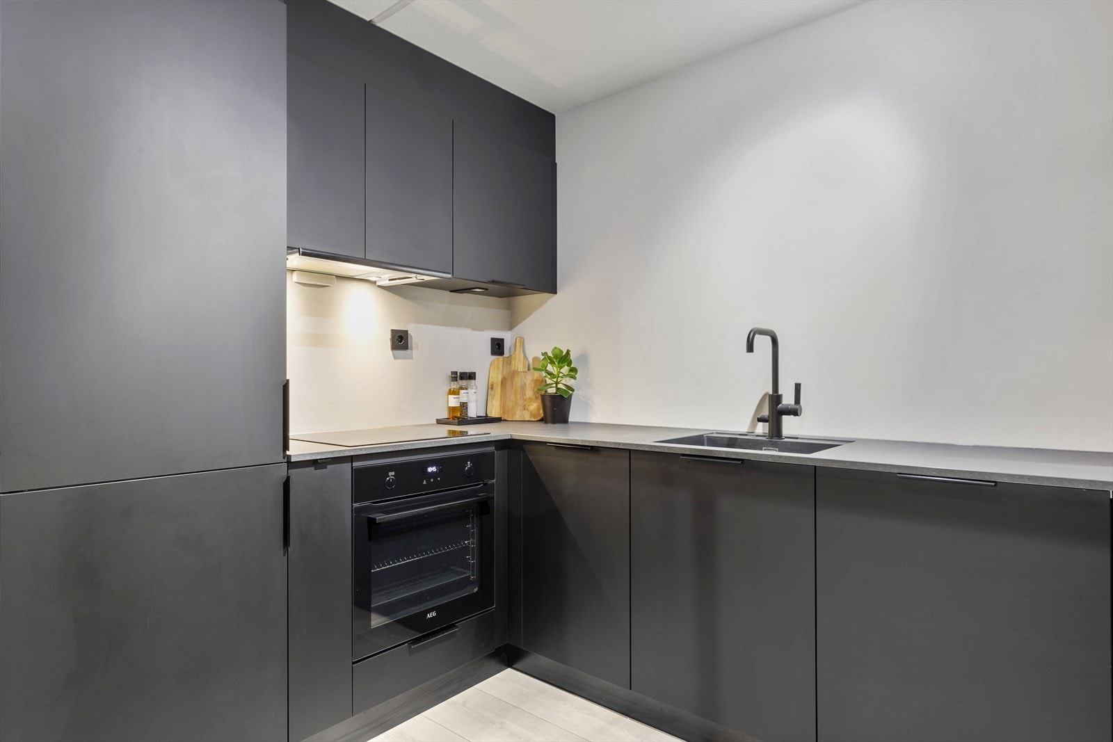 Kjøkkenet har innredning med glatte fronter og benkeplaten er av laminat. Det er integrerte hvitevarer som kjøl/fryseskap, oppvaskmaskin, komfyr og platetopp. Galleribilde