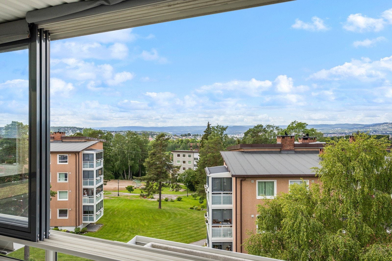 Leiligheten ligger i øverste etasje og har fin utsikt. Galleribilde