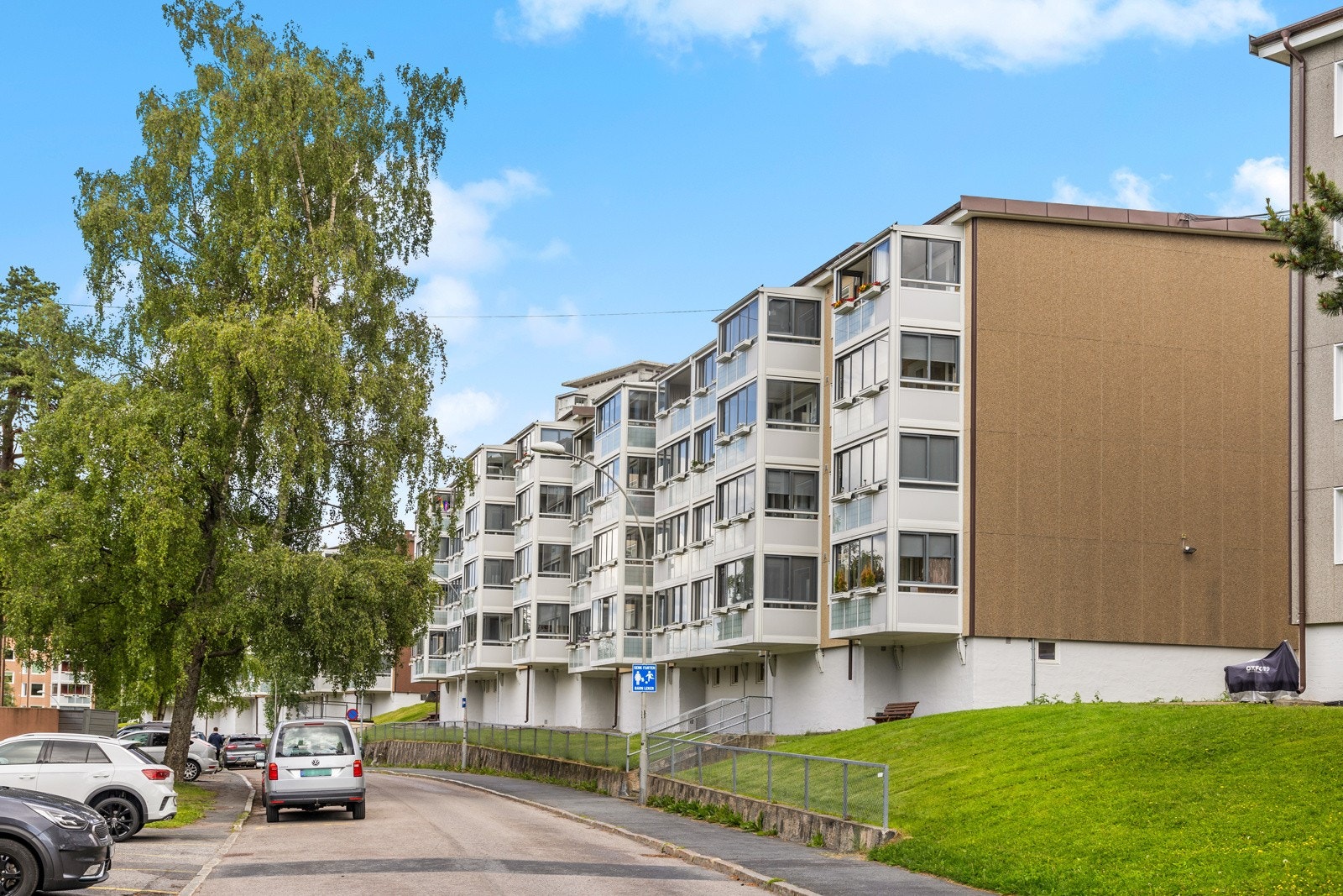 Mekanikerveien ligger i et etablert og rolig område med kort vei til flotte turområder, dagligvarebutikk, Oppsal senter og Oslo sentrum. Galleribilde