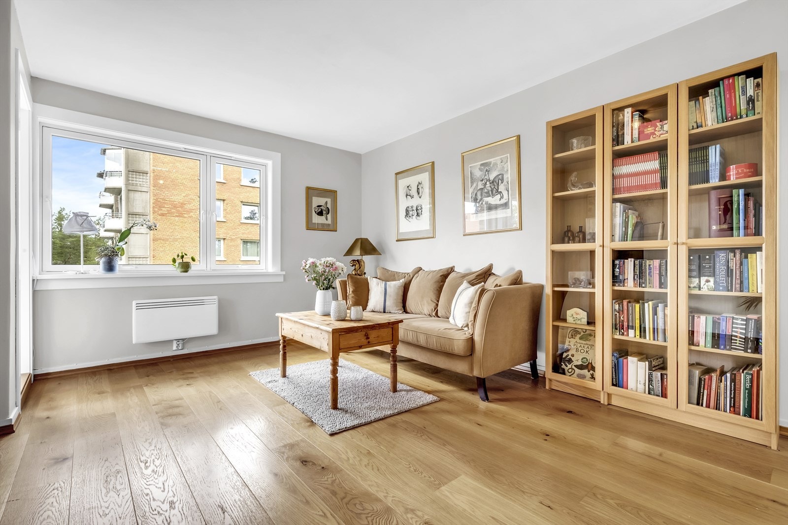 Store vindusflater som slipper inn rikelig med dagslys. Galleribilde