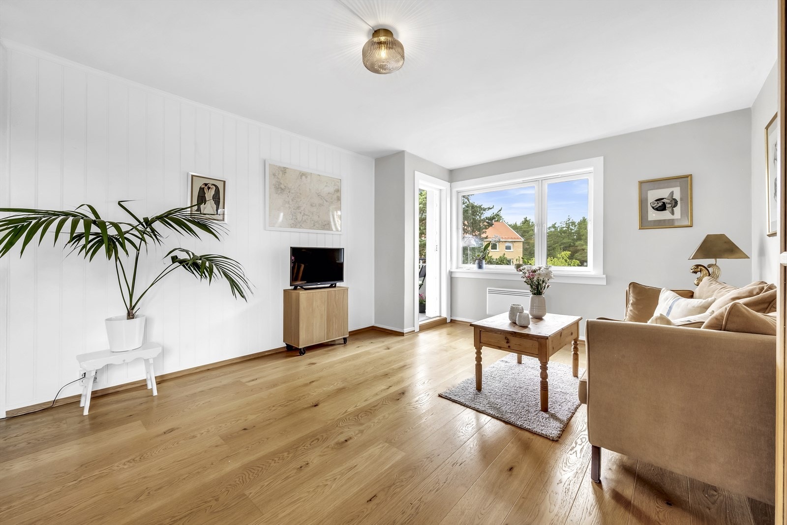 Romslig stue med god plass til flere sittegrupper. Galleribilde