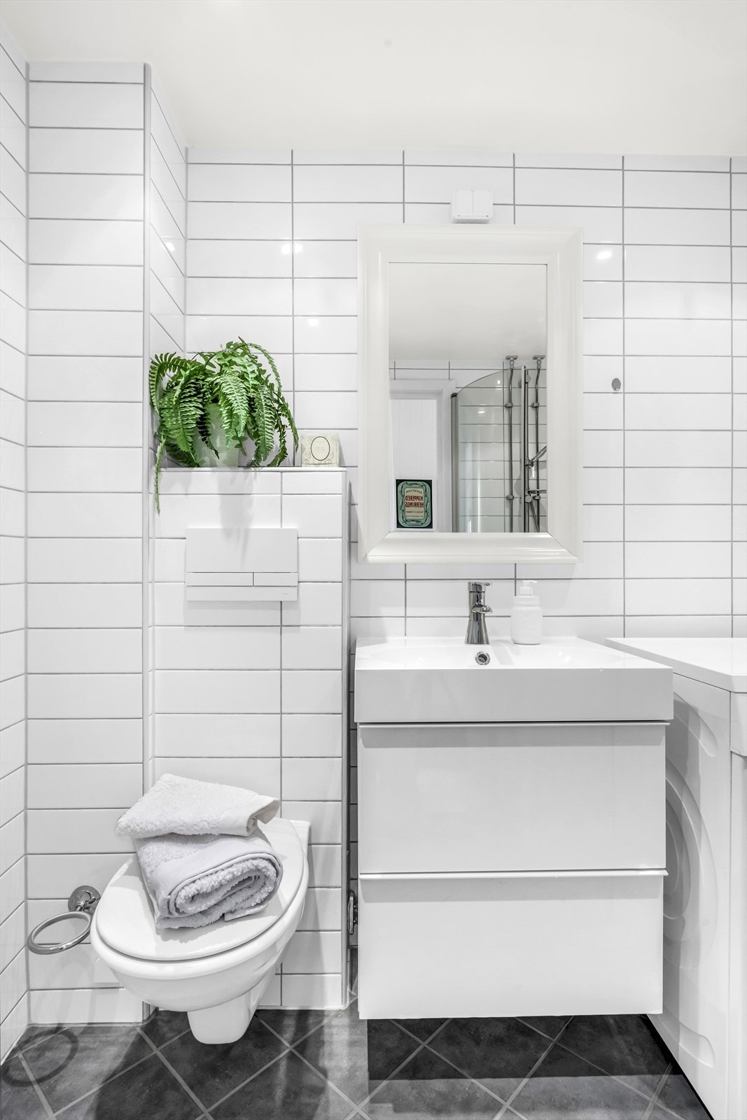 Badet inneholder wc, servant, dusj og opplegg for vaskemaskin. Galleribilde