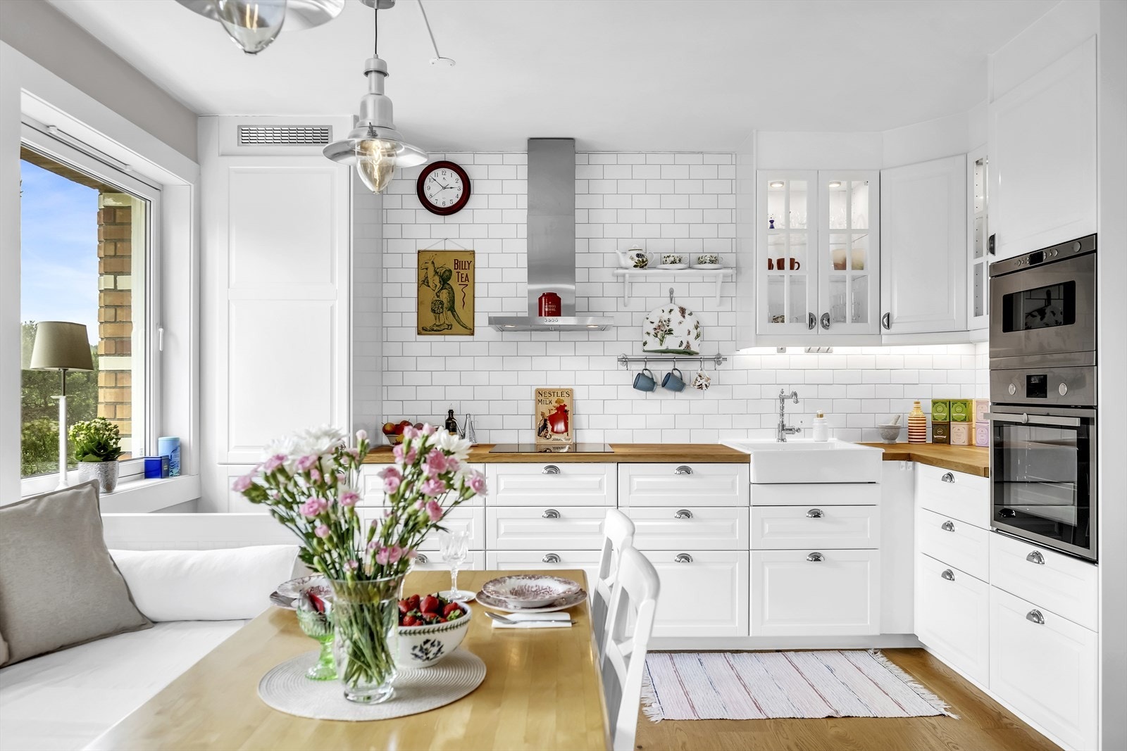 Pent kjøkken fra Ikea med profilerte fronter og tre benkeplate. Galleribilde
