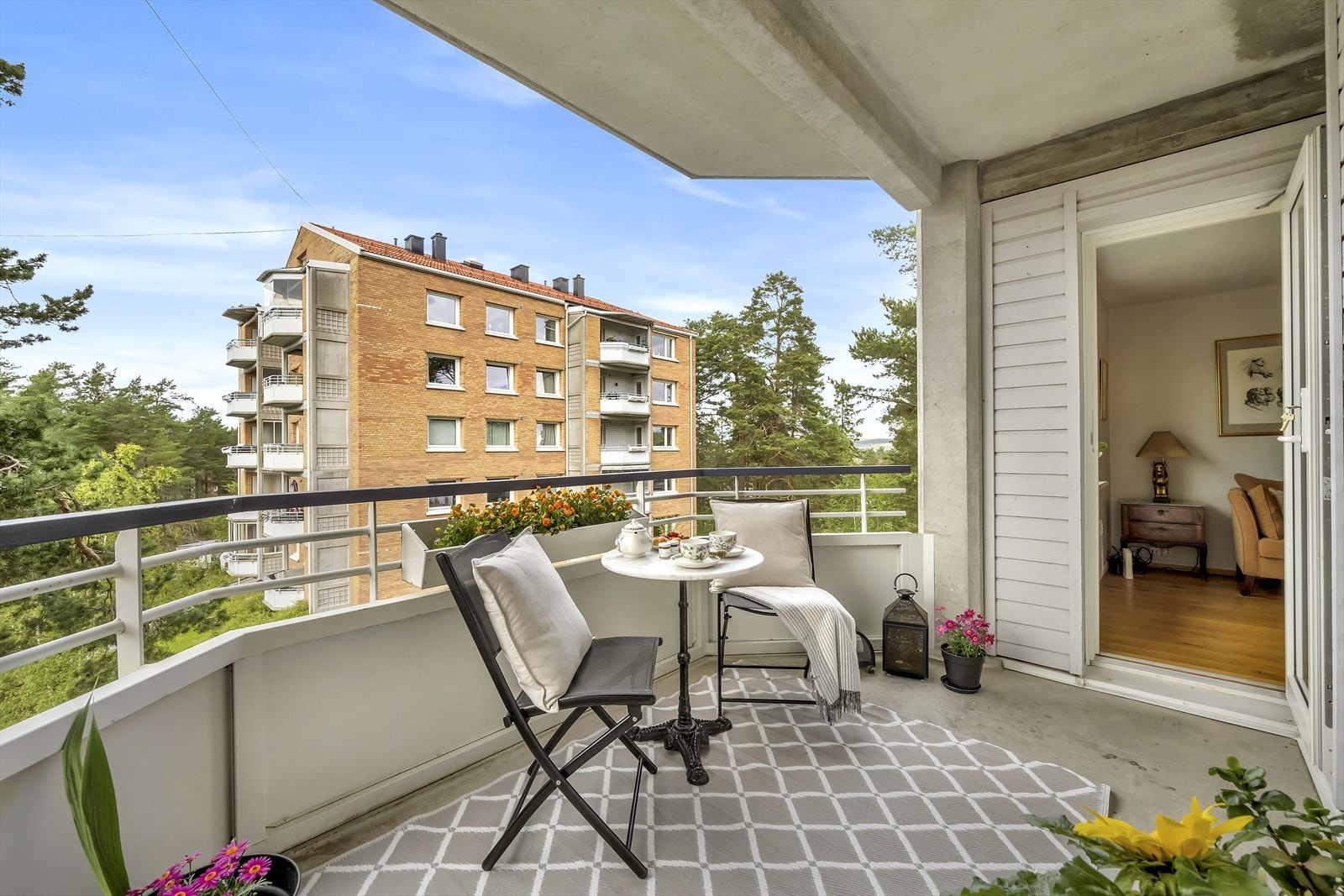 Fra stuen tar du deg ut til en flott balkong på 7 kvm. Her har du ettermiddags- og kveldssol. Galleribilde