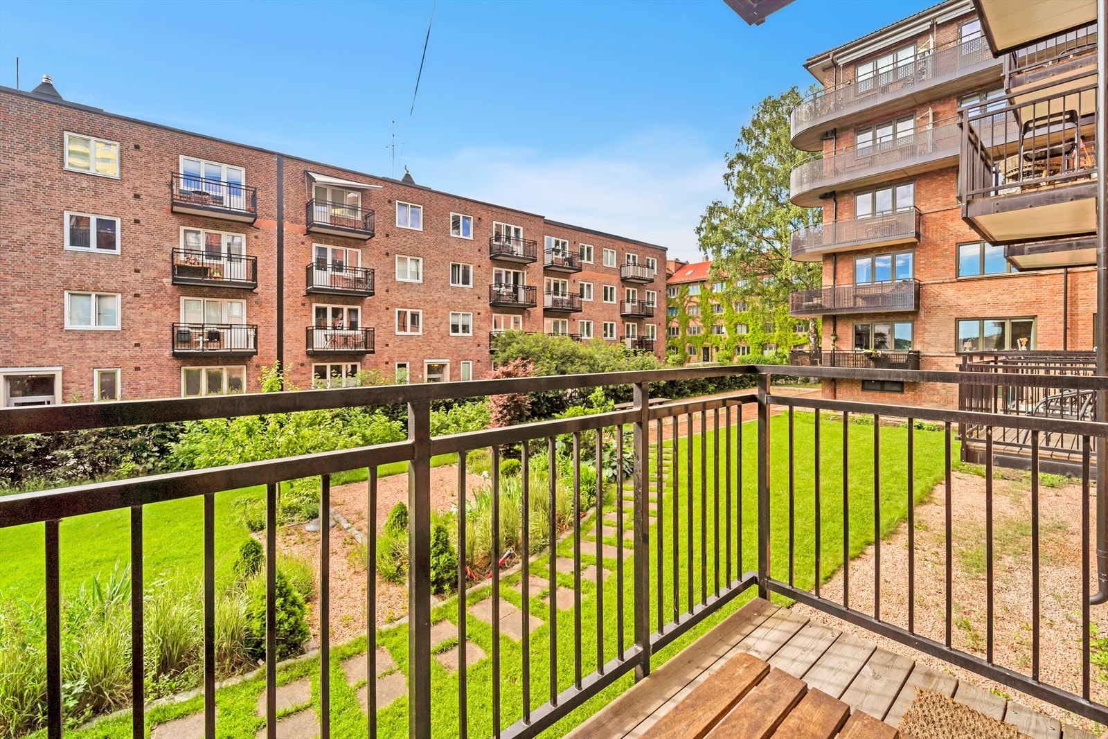 Balkongen vender i sin helhet ut mot indre gårdsrom og er pent opparbeidet med frodige grøntarealer, ryddige internveier og velholdt beplanting. Her kan du trekke deg tilbake i rolige omgivelser og nyte lange late dager i solveggen. Galleribilde