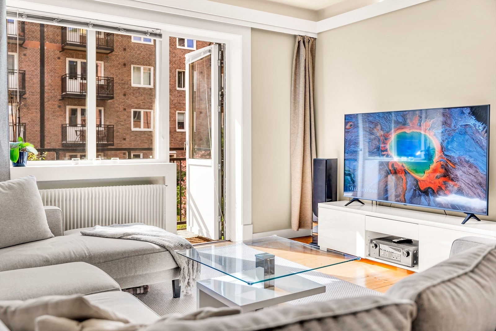 Store vindusflater og utgang til balkong sørger for gode innvendige lysforhold og en luftig romfølelse. Galleribilde