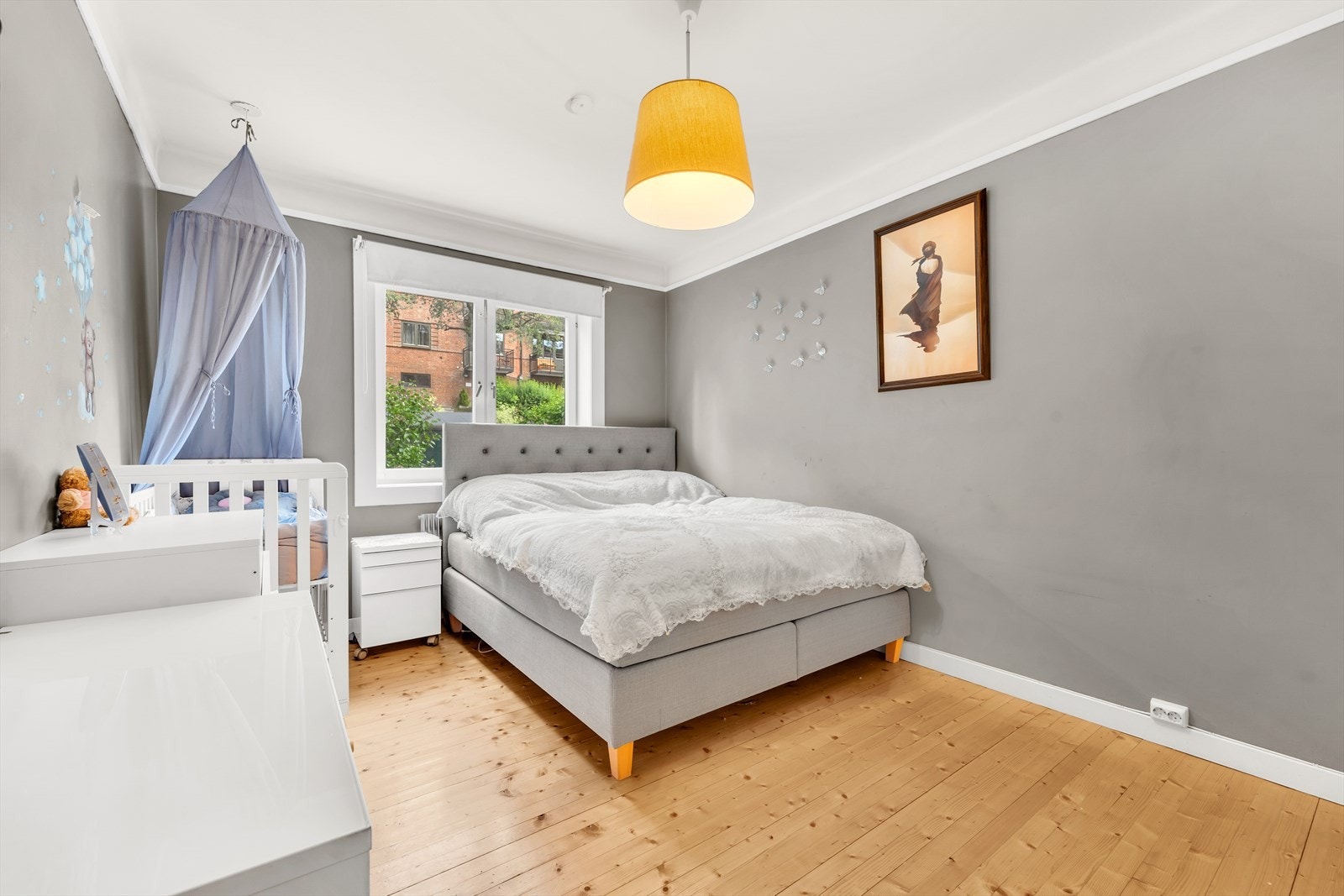 Stort og luftig soverom med god plass til dobbeltseng, nattbord og øvrig møblement. Galleribilde