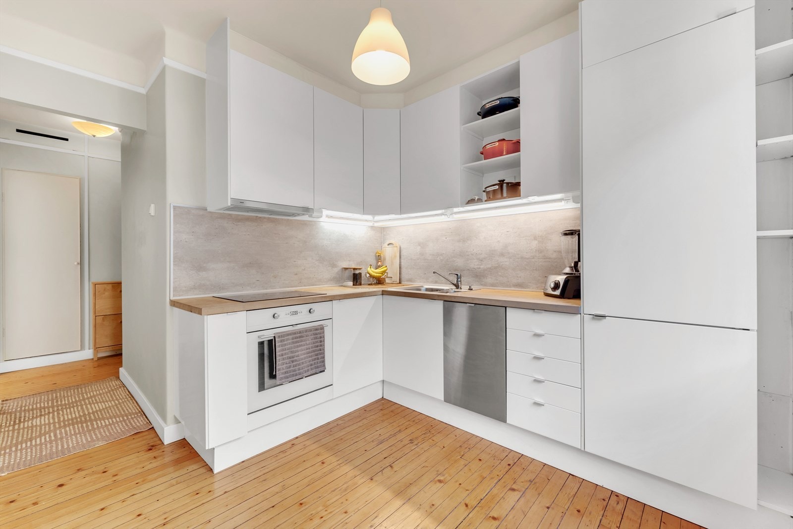 Her får du et lyst og romslig kjøkken i en separat løsning - perfekt for deg som ønsker å tilbrede dagens måltider i ro og fred! Galleribilde