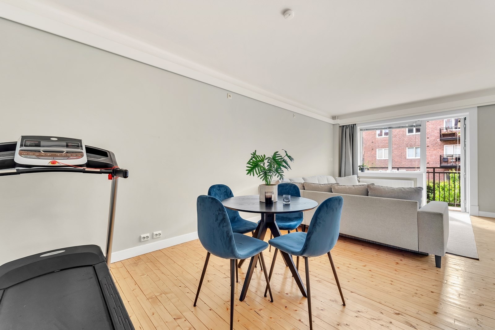 I 2022 ble samtlige vegger i stue og på soverom malt i duse, tidsriktige fargetoner. Galleribilde