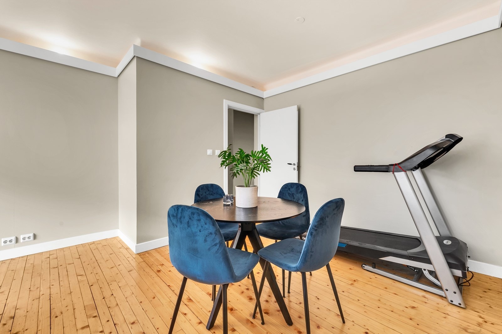 Spisebordet får sin idelle plassering i en naturlig del av rommet. Galleribilde