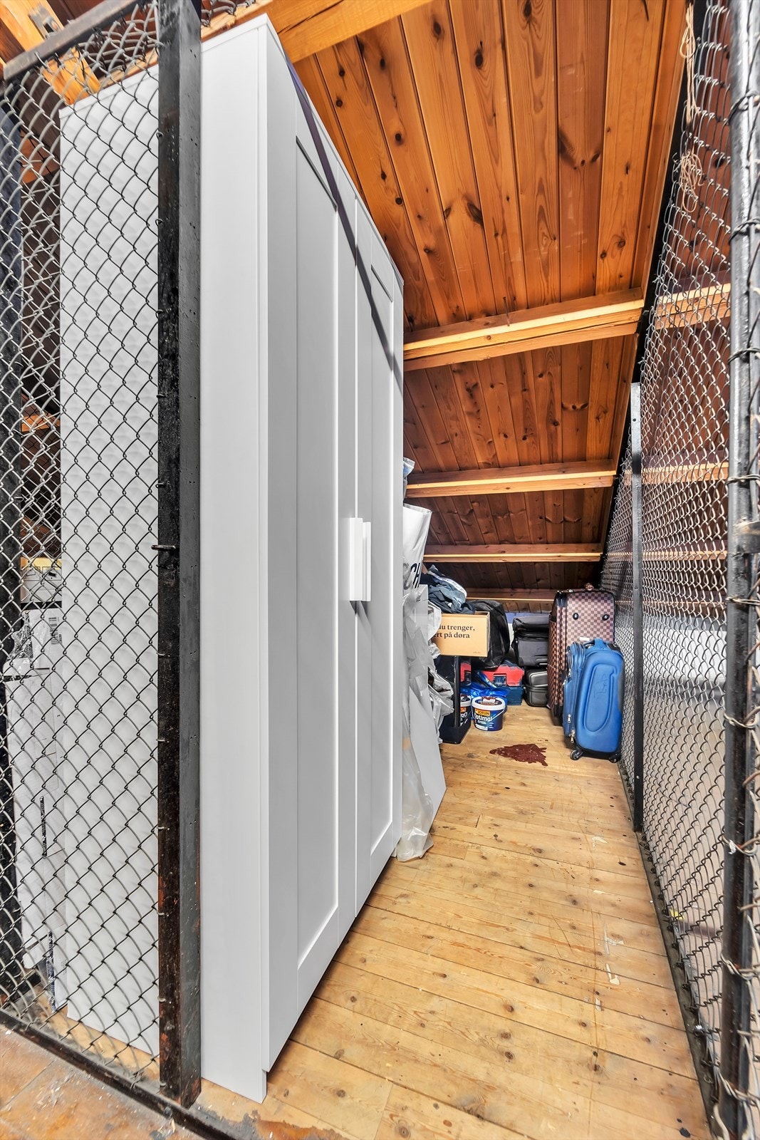 Med boligen følger det i tillegg en kjellerbod på 7 m², samt en loftsbod med gulvareal på 5 m² med skråtak mot gulv. Galleribilde
