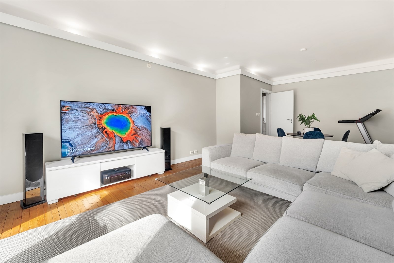 Stor og flott stue med flere gode innredningsmuligheter. Galleribilde