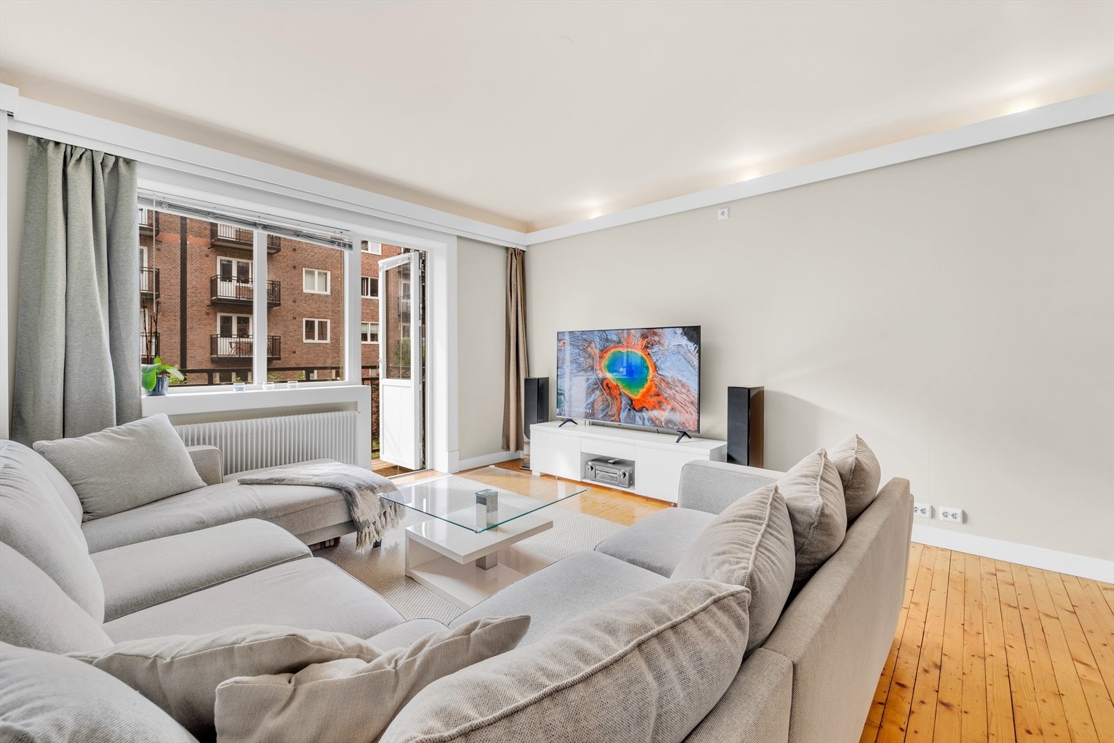 Stuen er ellers vel gjennomført med spotter i himling, samt sjarmerende heltre på gulv. Galleribilde