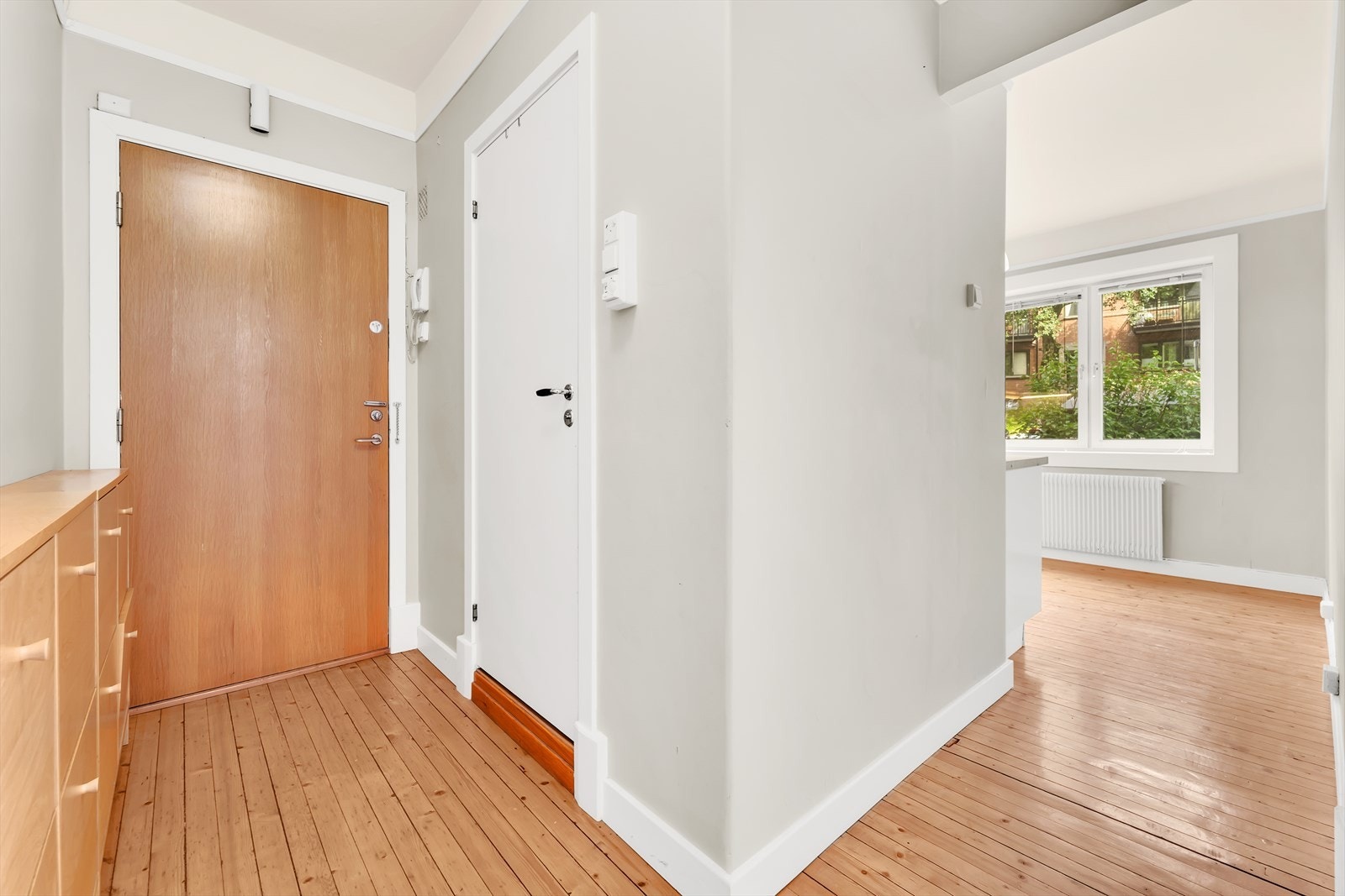 Velkommen inn! Entréen er idag innredet med en praktisk kommodeløsning med fin plass til yttertøy og sko. En innvendig bod på ca. 2 kvm gir ellers plass til ytterligere oppbevaring. Galleribilde