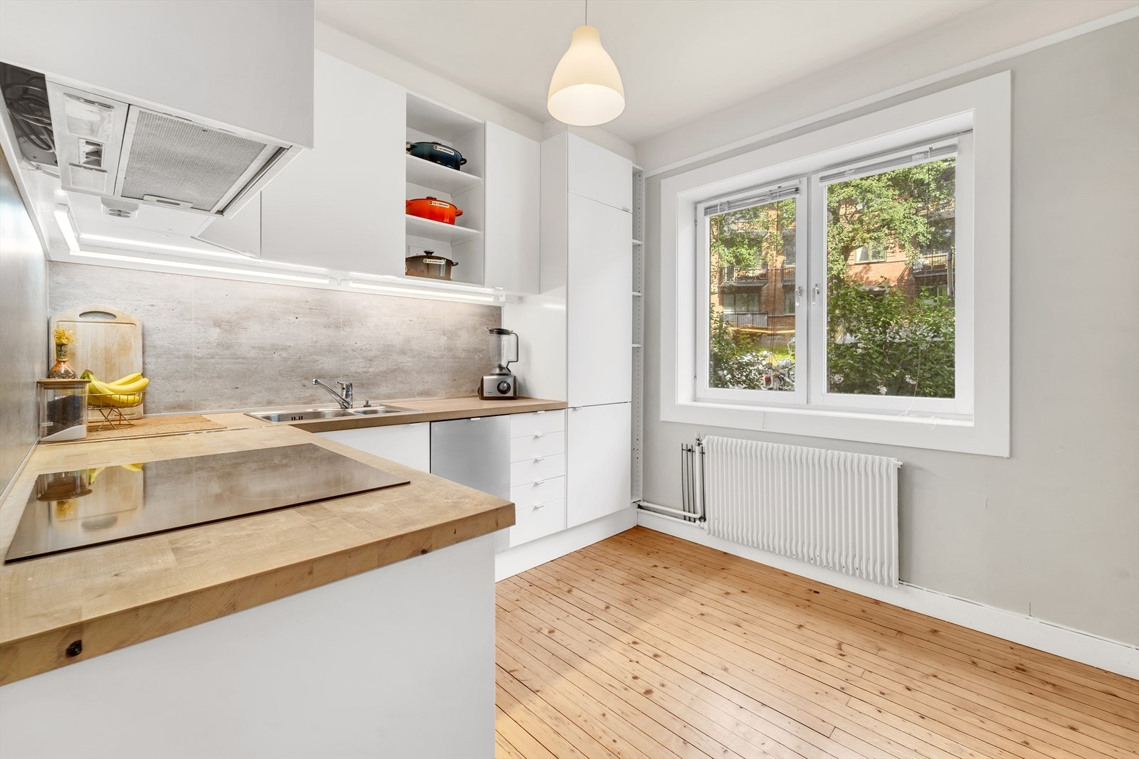 IKEA-kjøkkeninnredning fremstår med glatte fronter oppgradert i juni 2024, laminert benkeplate og ellers godt med skap- og benkeplass. Integrerte hvitevarer består av komfyr, platetopp, oppvaskmaskin av smal type, samt kjøleskap med fryser. Galleribilde