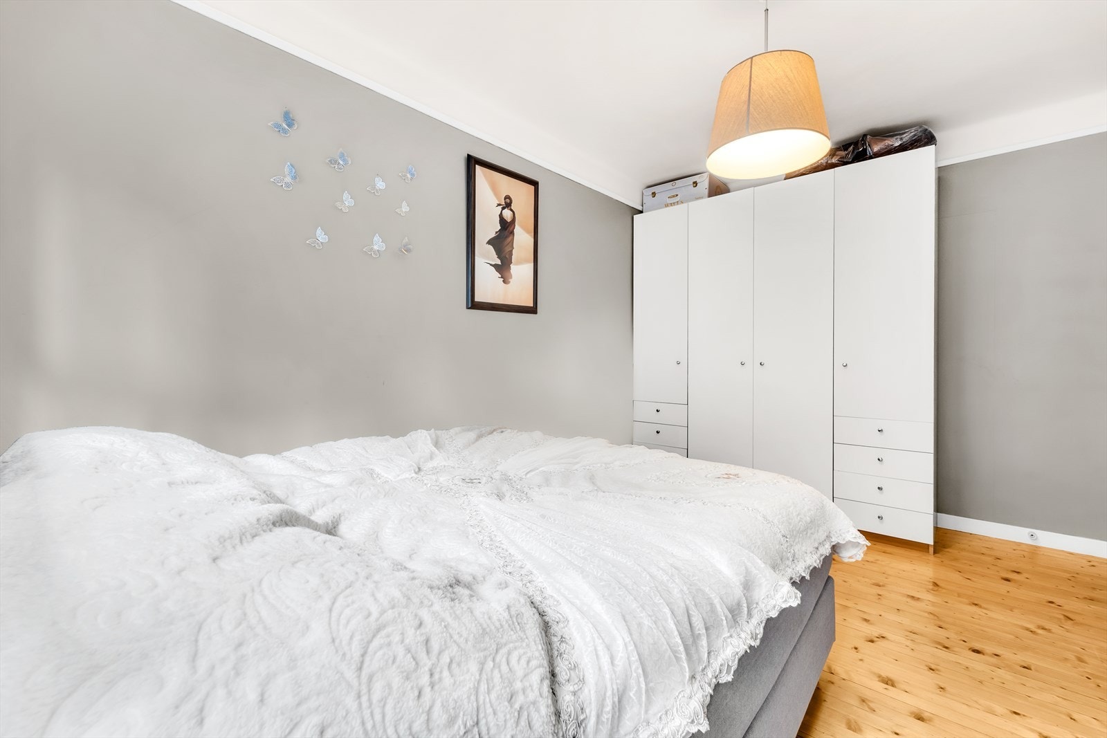 I en naturlig del av rommet står det i dag et praktisk garderobeskap med ellers fin plass til klær og diverse tilbehør. Galleribilde