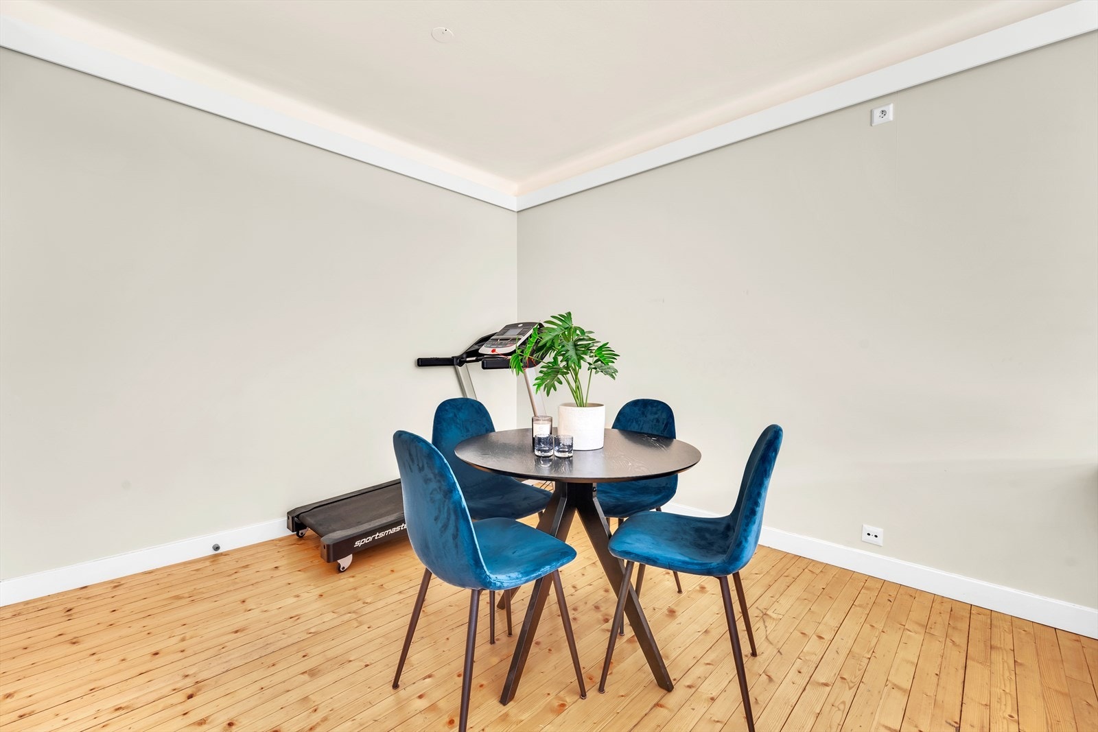 Til info er både fjernvarme fra Hafslund, samt 1000MB internett via fiber fra Obos OpenNet inkludert i de månedlige felleskostnadene. Galleribilde