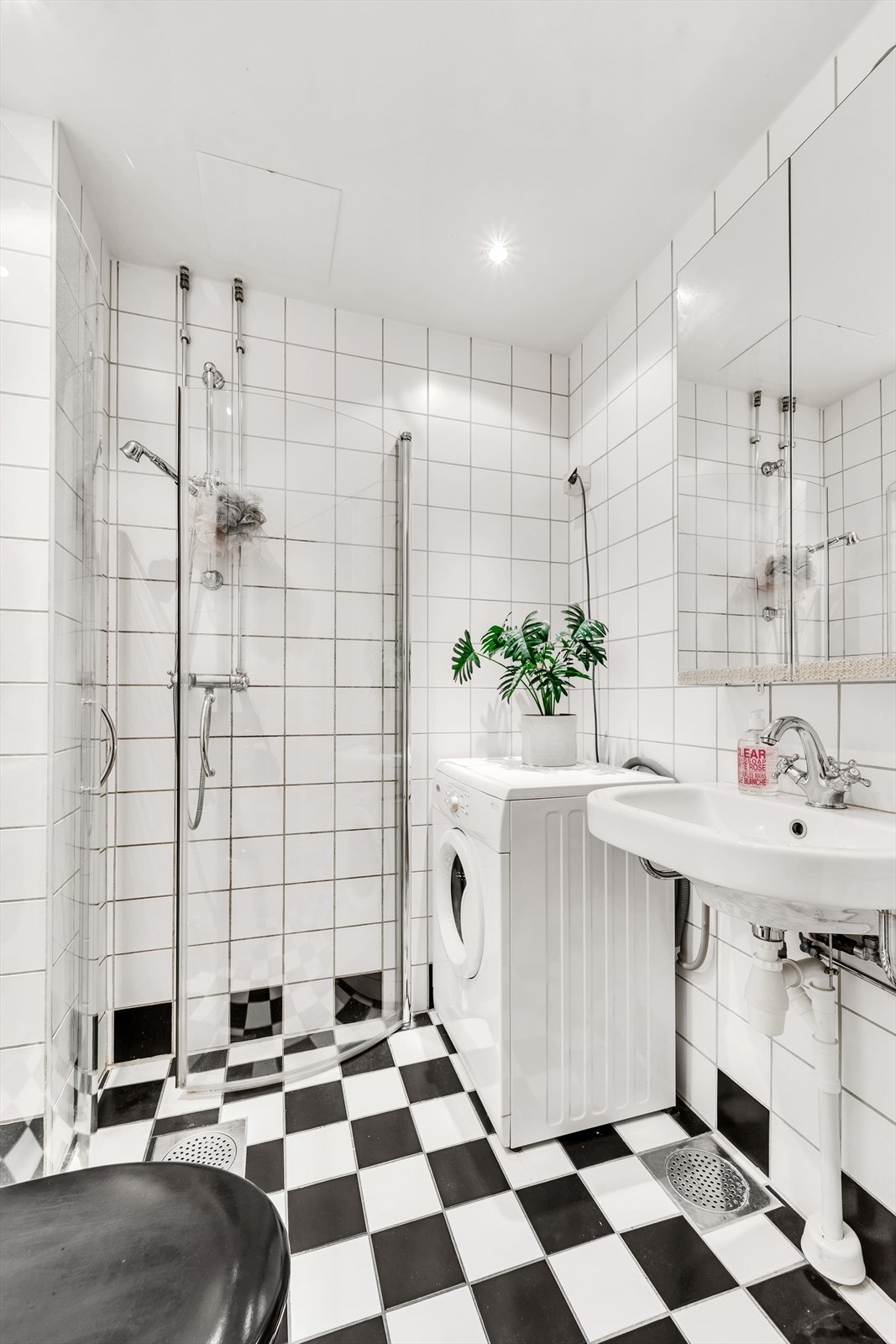 Baderom fra 2004, oppført i regi av borettslaget. Innredning og garnityr fremstår med veggmonterte dusjdører, servant med speilskap og gulvstående toalett. Her er det også opplegg for vask- og tørk. Galleribilde