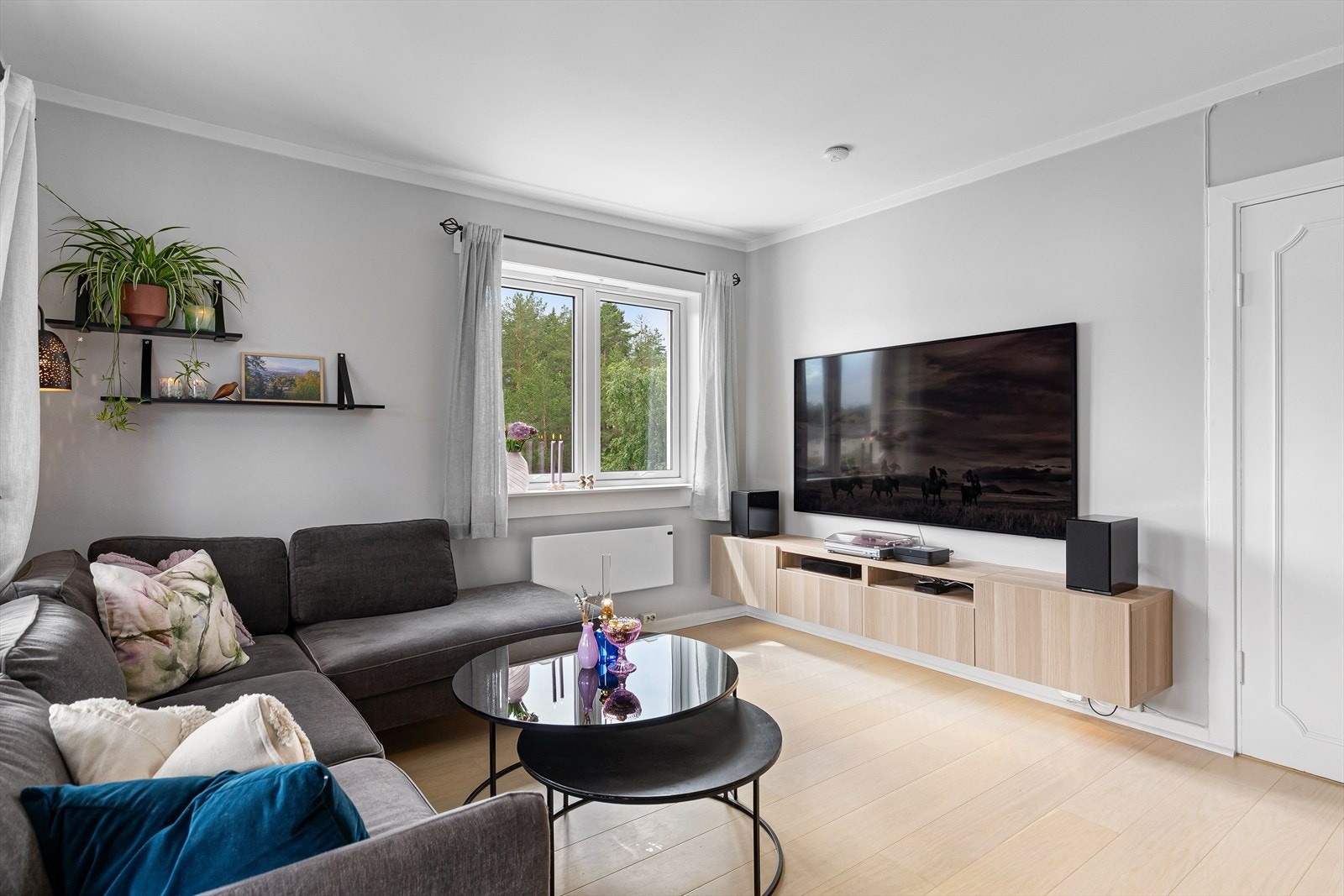 Stuen har god plass til å innredes med stor sofagruppe med tilhørende møblement. Galleribilde